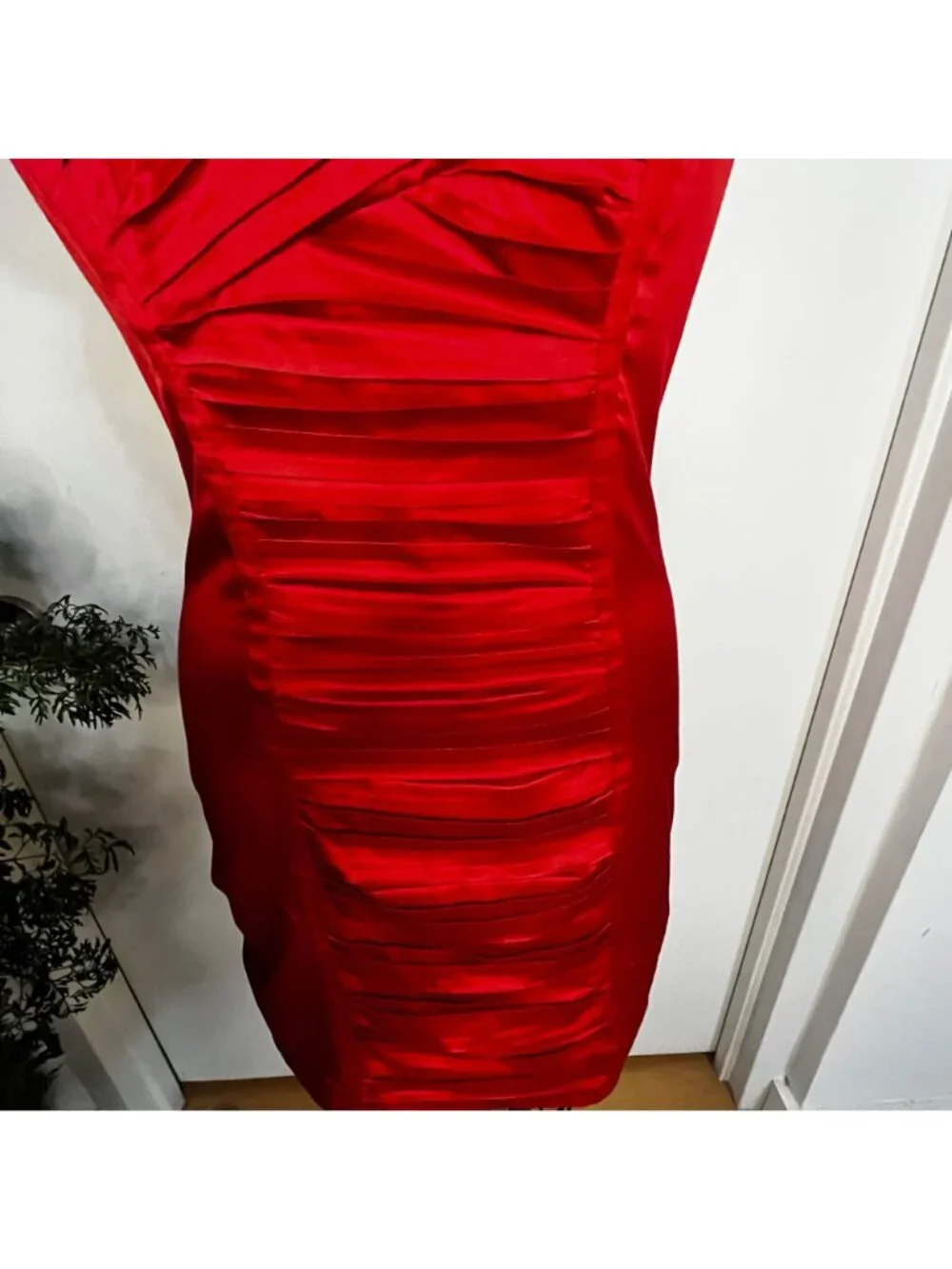 GUESS Cherry Red Ruched, Sweetheart‎ Neck, Satin Bodycon Mini Dress Size 8
